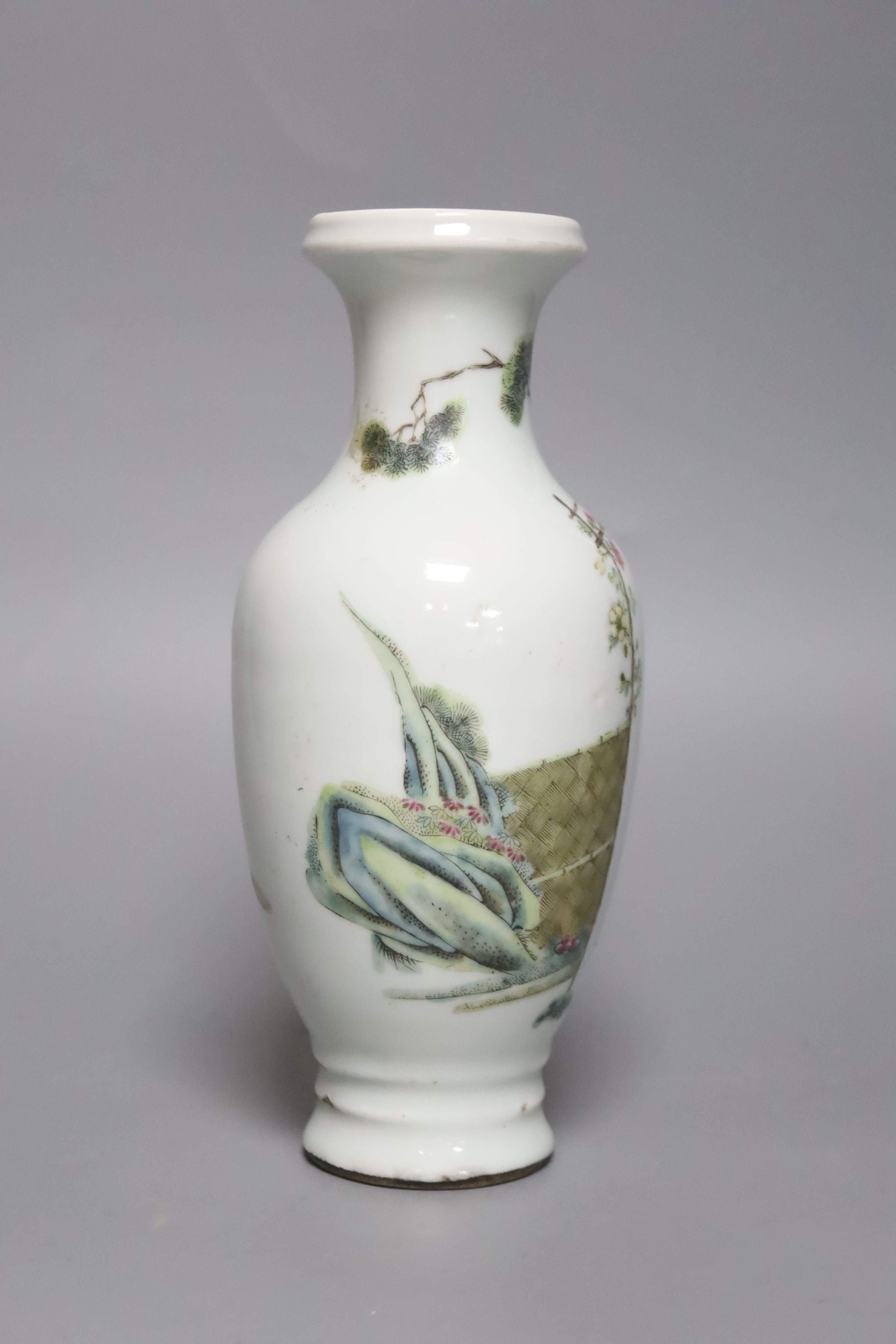 A Chinese famille rose vase, late Qing/ Republic, 20cm